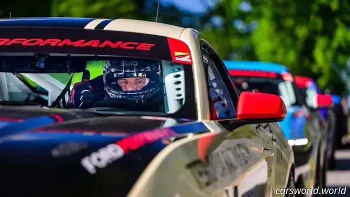 El CEO de Ford Compite En el Mustang Challenge en Laguna Seca Este Fin de semana 